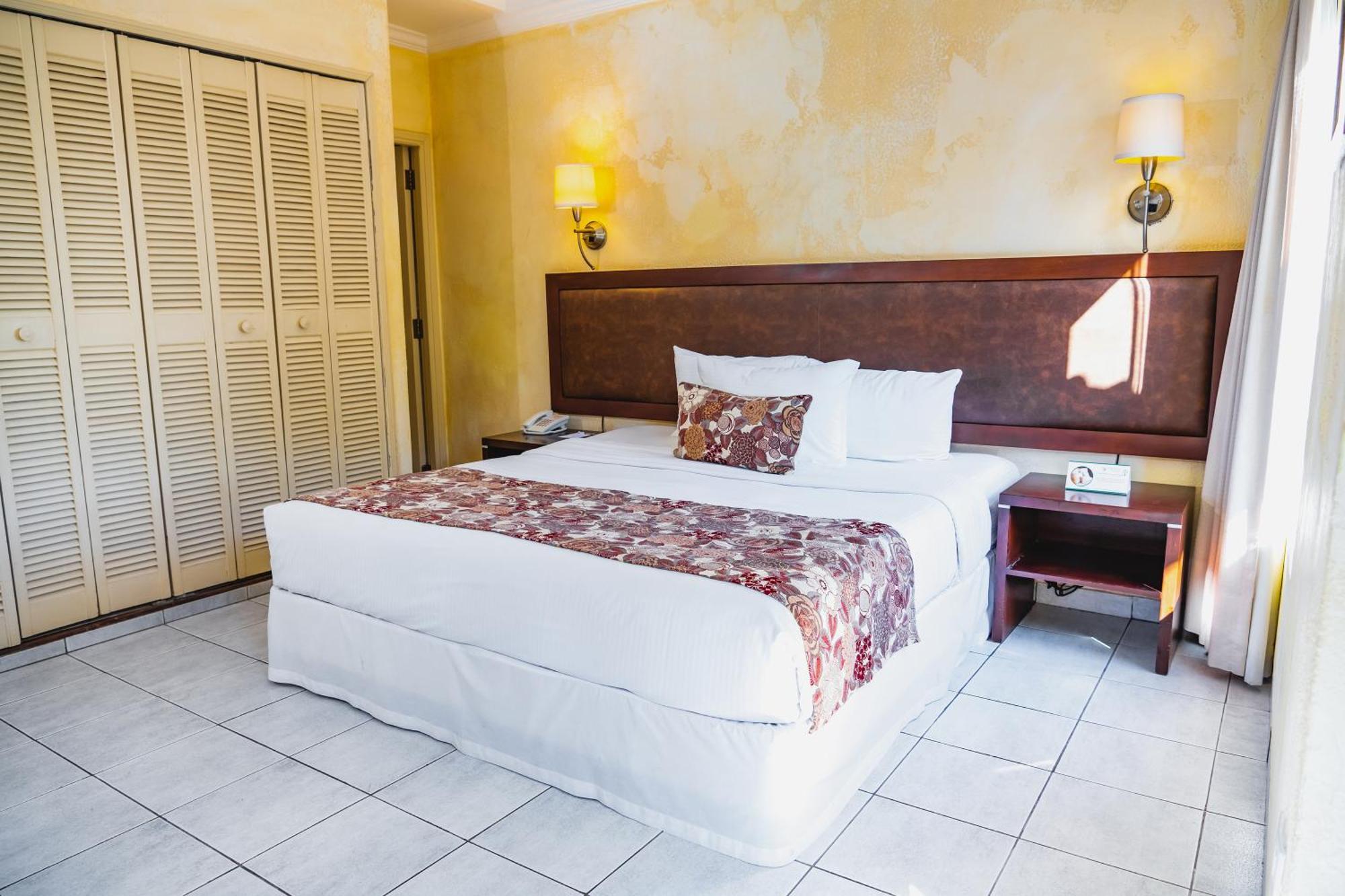 Buganvillas Hotel Suites Санта-Крус-де-ла-Сьерра Экстерьер фото
